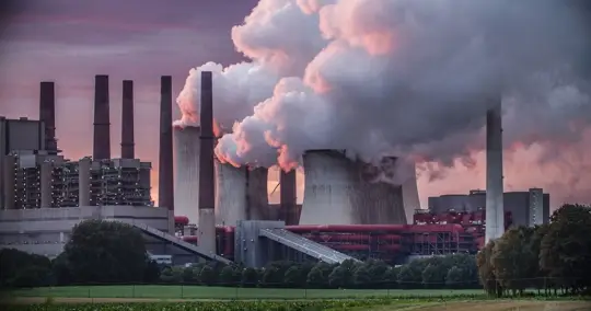 Una gran instalación industrial en Georgia que representa los peligros laborales y las lesiones profesionales