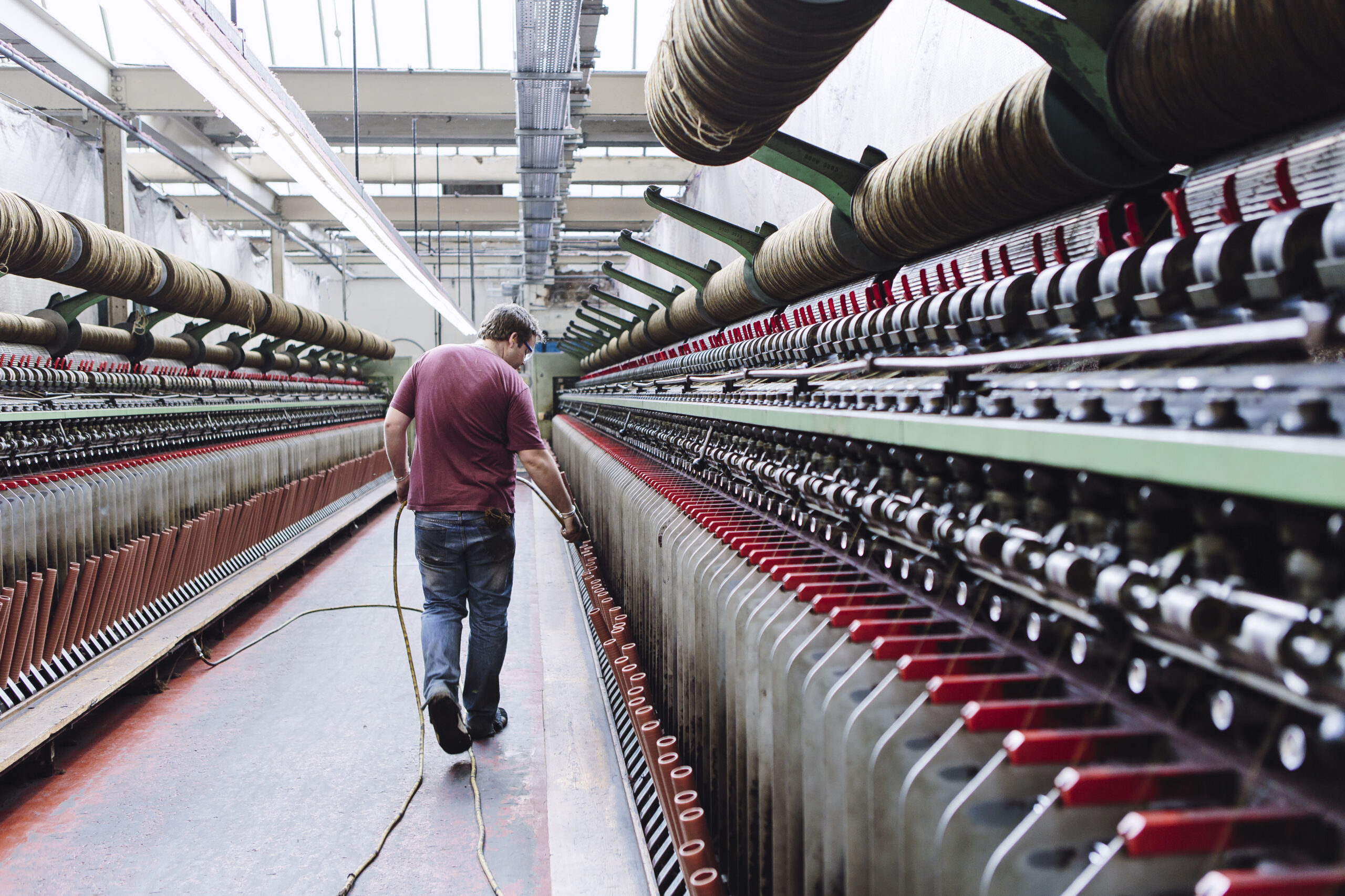 Maquinaria industrial de fábrica textil y de pisos en una planta de manufactura en Georgia